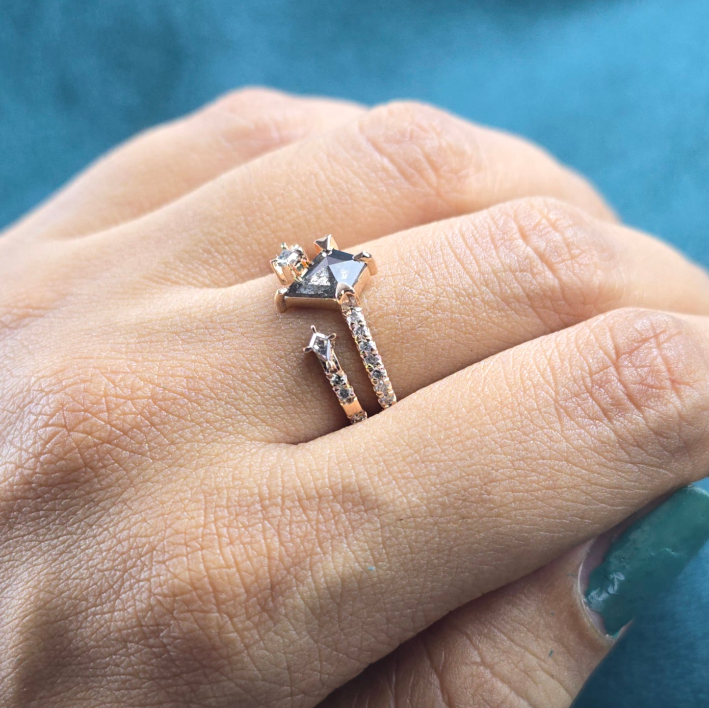 Modern Salt & Pepper Wedding Ring in Rose Gold – Bold & Unique