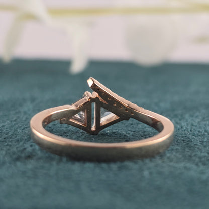 Triangle Diamond Engagement Ring in Rose Gold – Modern & Unique Design