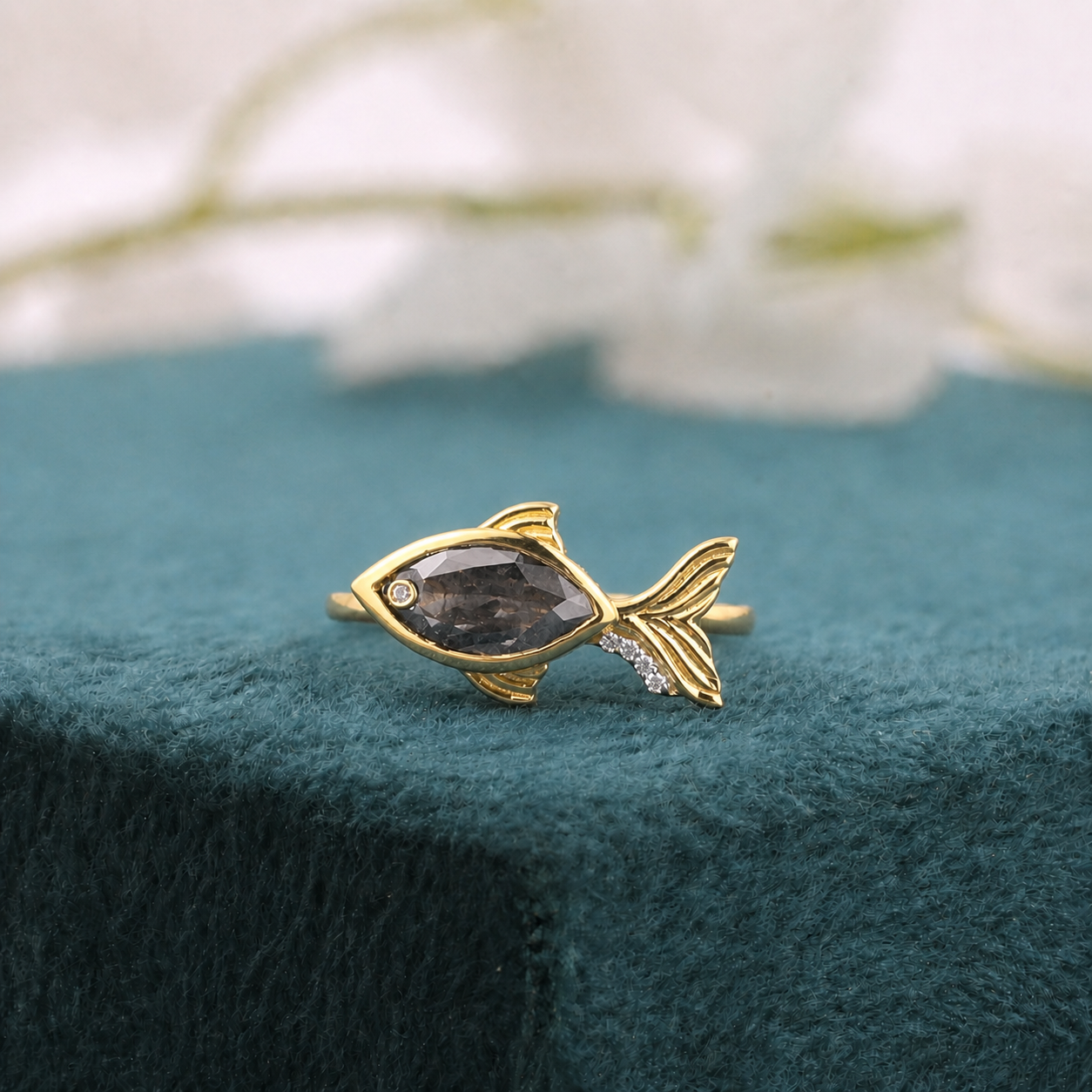 Fish-Inspired Salt & Pepper Diamond Ring in Gold – Unique Nature-Inspired Statement Ring