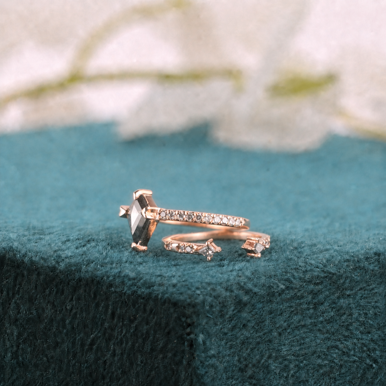 Modern Salt & Pepper Wedding Ring in Rose Gold – Bold & Unique