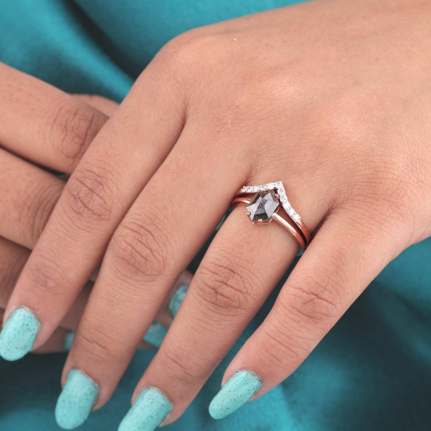 Hexagon Salt & Pepper Bridal Set – Rose Gold Chevron Rings